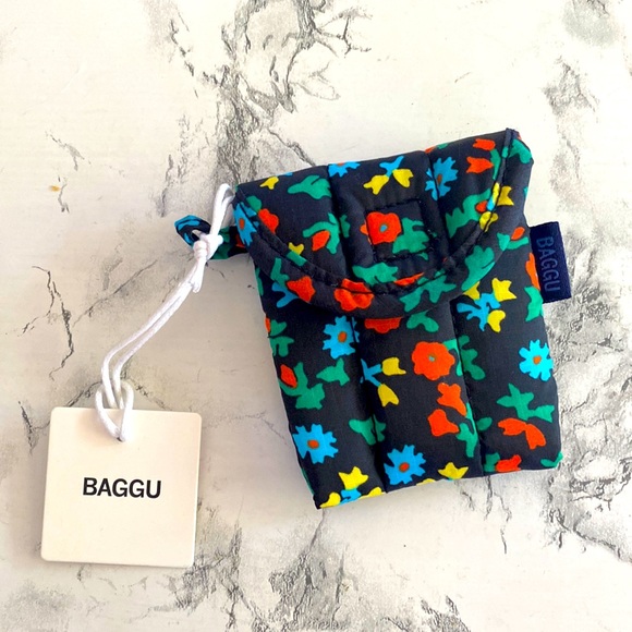 BAGGU Handbags - Baggu puffy earbud case floral